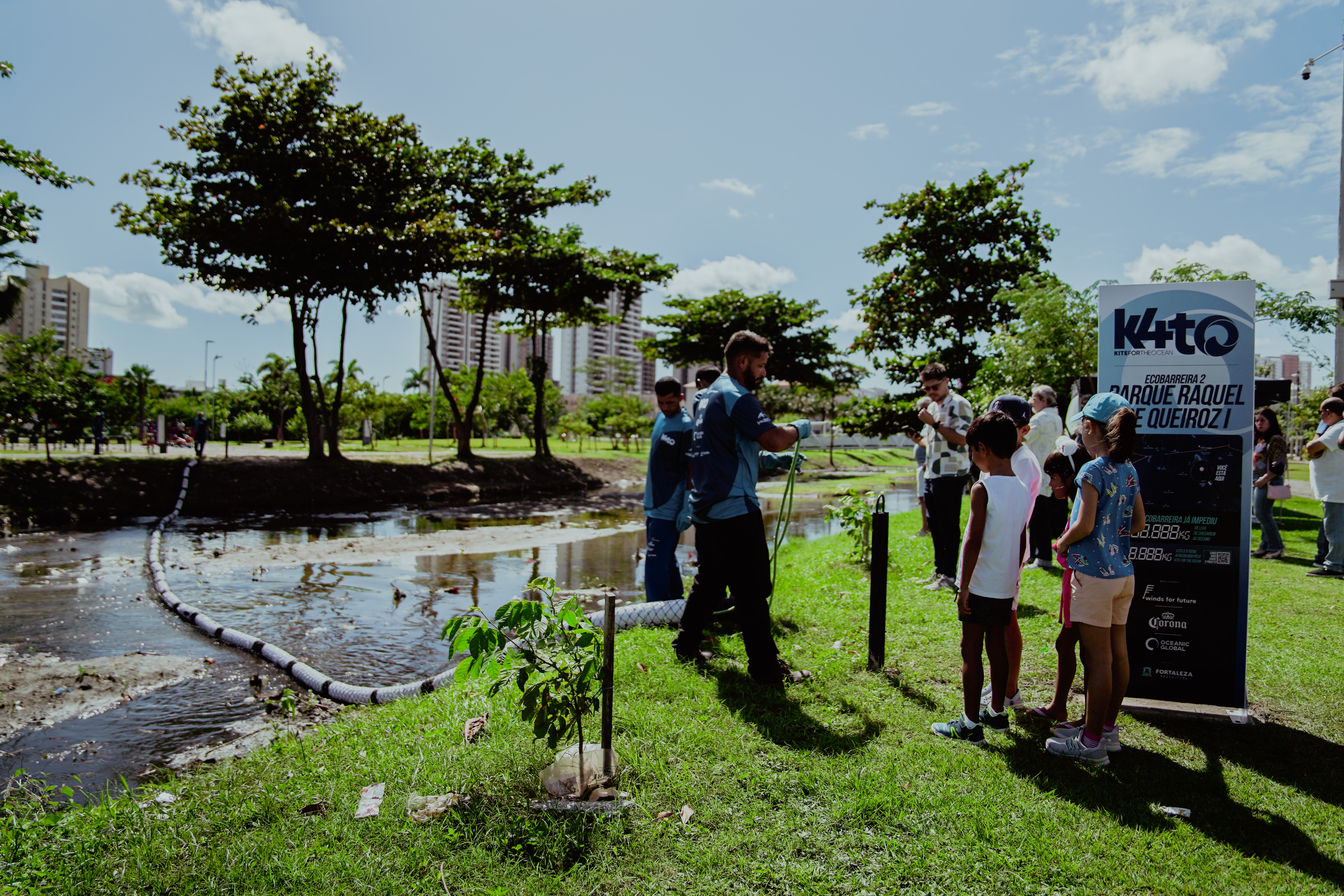 estruturas flutuantes, feitas de materiais recicláveis como plásticos